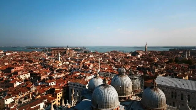 Cori razzisti e omofobi contro gli studenti in gita da Napoli: a Venezia