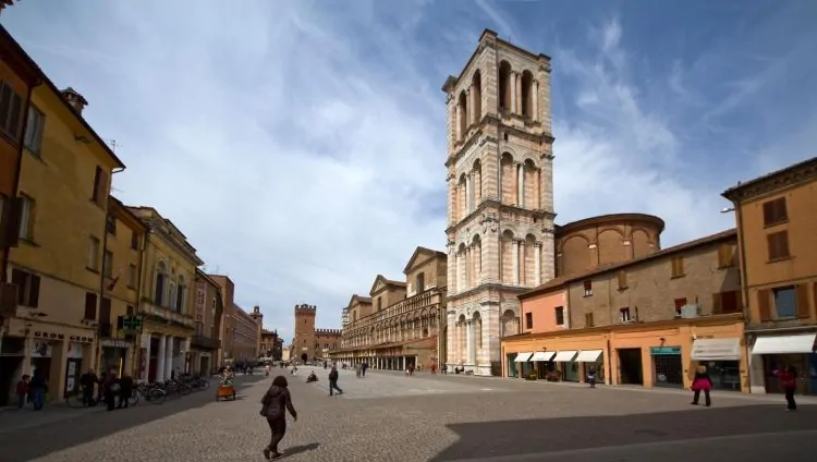 Violenza in “piazza Rio” a Ferrara: ragazzino pestato dai bulli