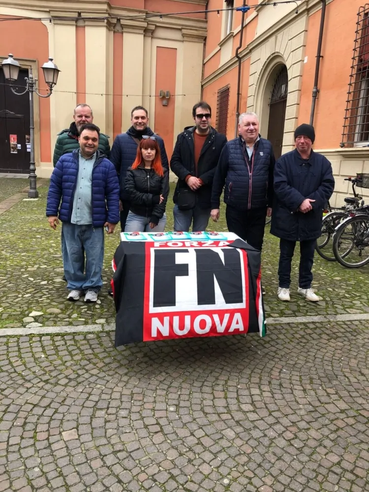 Forza nuova a cento successo per il banchetto tanta gente interessata al programma