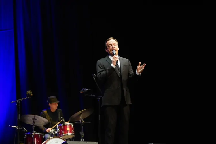 Al teatro Golden Gianluca Guidi rende omaggio a Frank Sinatra con un tributo musicale