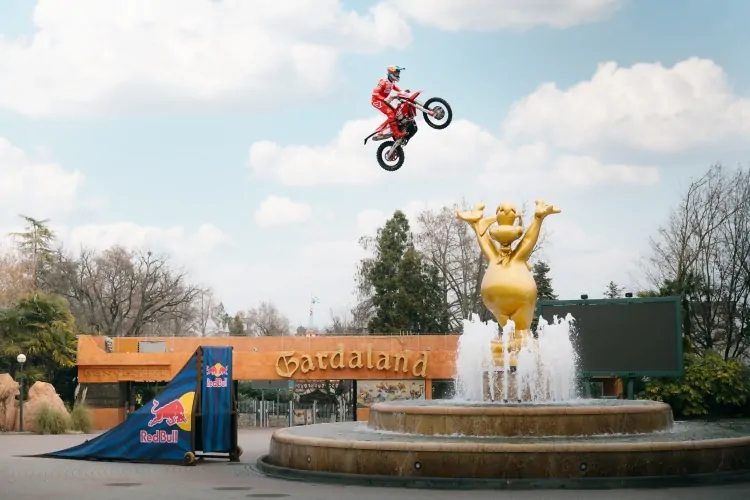 ENDURO E TRIAL FREESTYLE TRA LE ATTRAZIONI DI GARDALAND RESORT: LA SFIDA RED BULL REGALA UN'ANTEPRIMA ESCLUSIVA IN VISTA DELLA RIAPERTURA DEL 5 APRILE